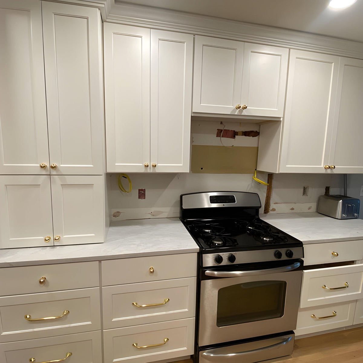 Richmond Cabinet Pulls - Lacquered Brass Polished