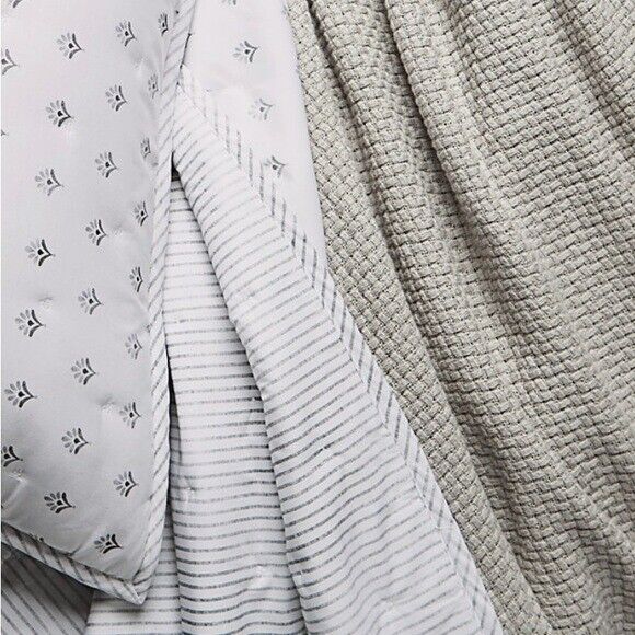 Sky Scallop Reversible Coverlet 100% cotton Full / Queen
