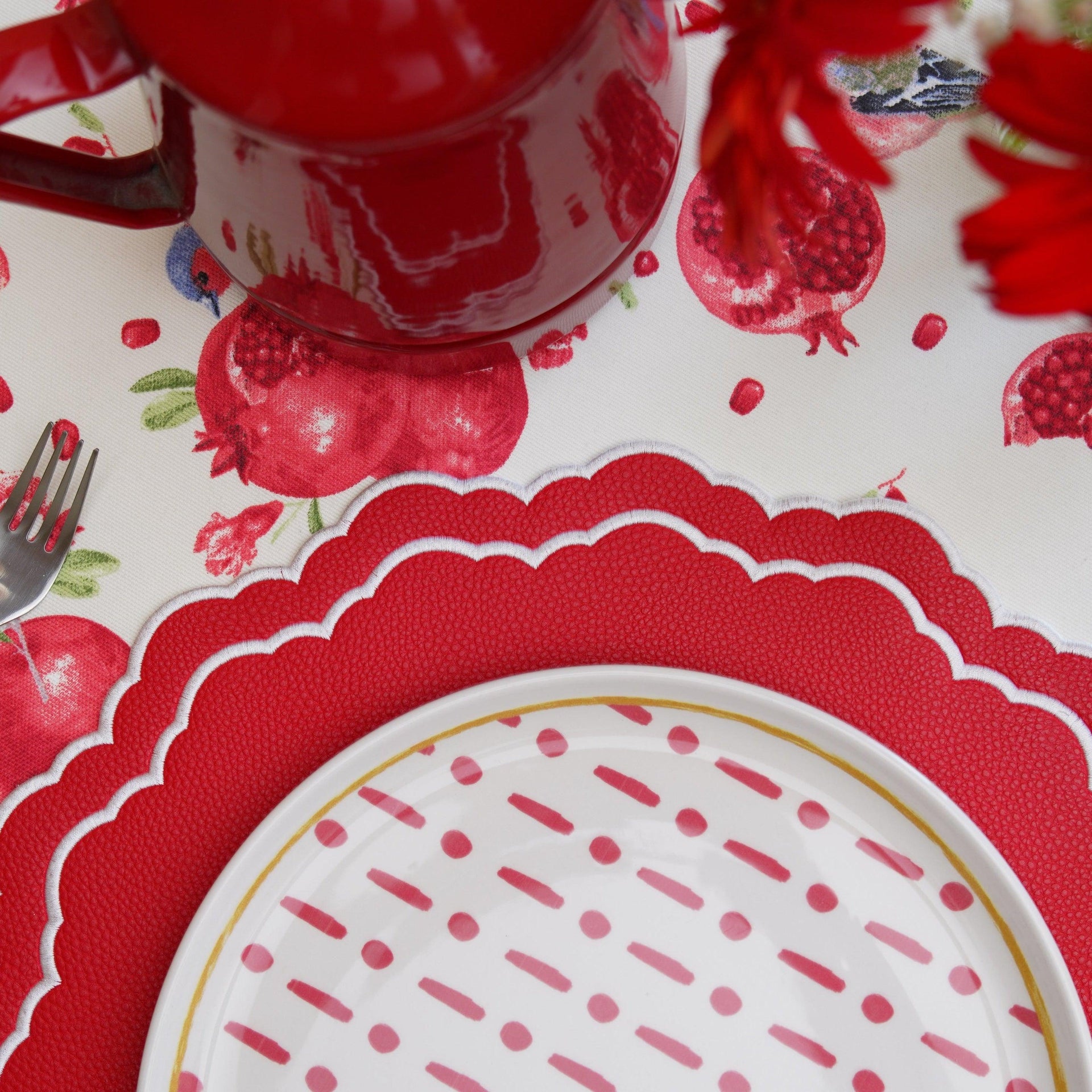 SPRING TABLE DECOR – SCARLET RED ROUND FAUX LEATHER PLACEMAT