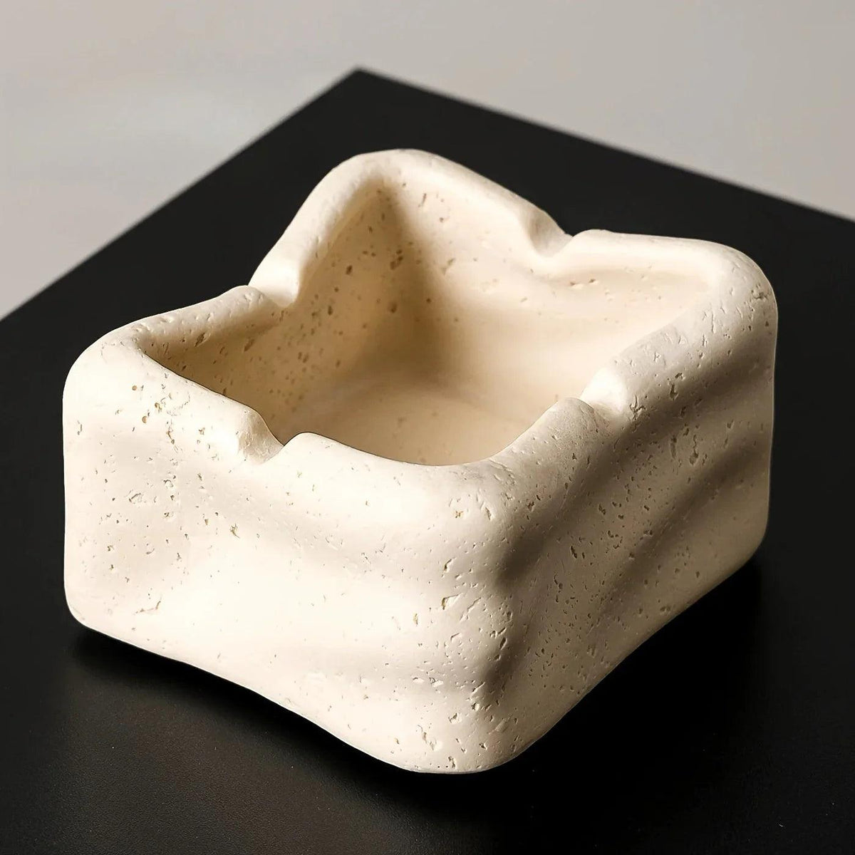 Silent Wind Desktop Ashtray Storage Tank with High-end Creativity for Home Restaurant Decoration, High-end and Sophisticated
