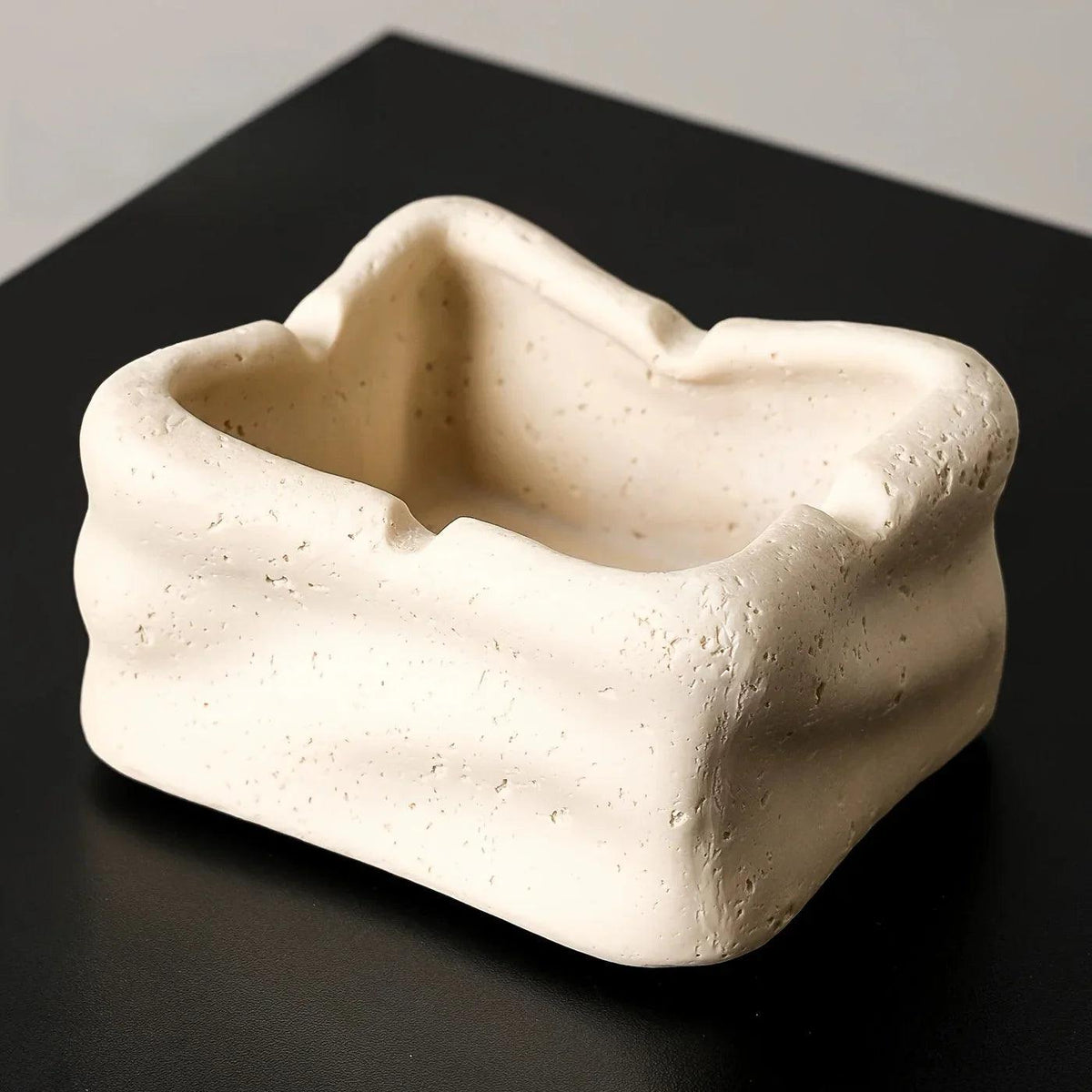 Silent Wind Desktop Ashtray Storage Tank with High-end Creativity for Home Restaurant Decoration, High-end and Sophisticated