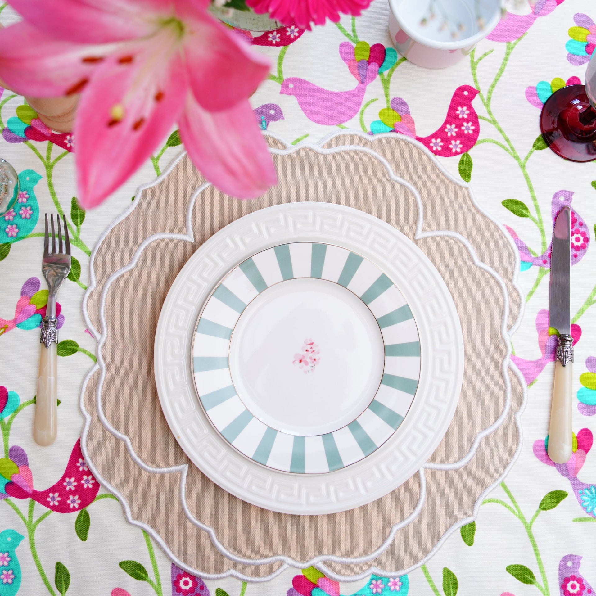 SPRING TABLE DECOR – SORELLE BEIGE WHITE ROUND FABRIC PLACEMAT