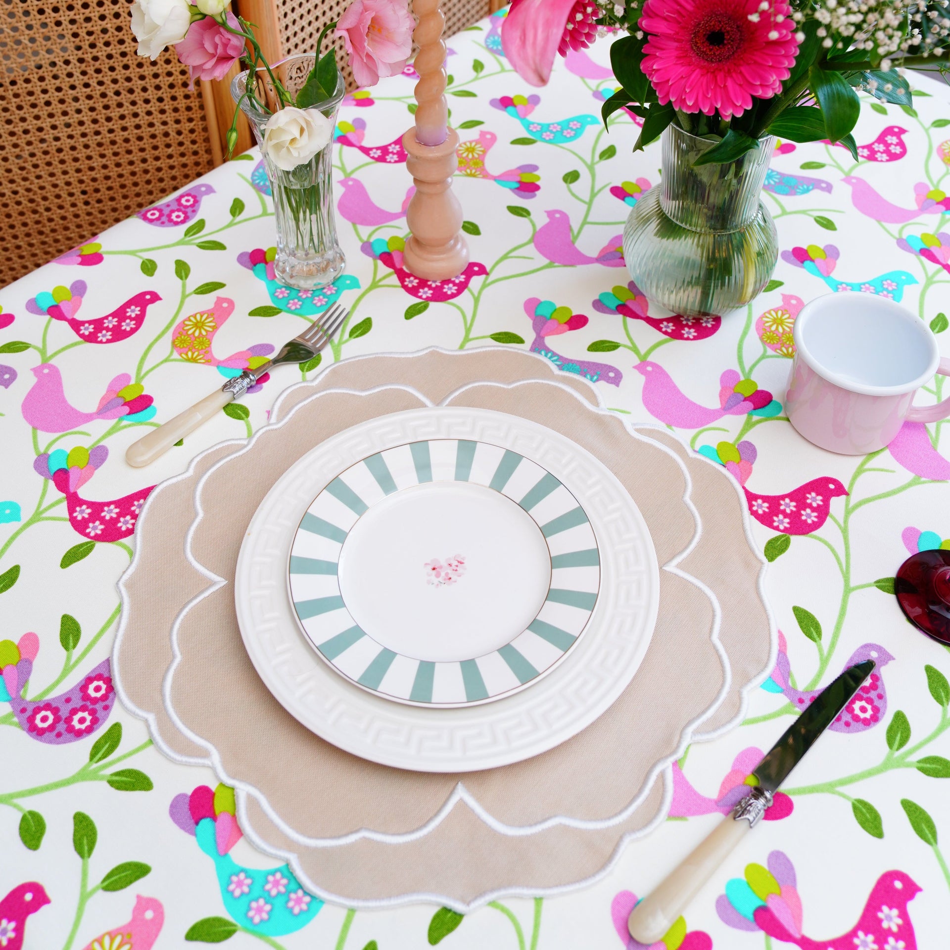 SPRING TABLE DECOR – SORELLE BEIGE WHITE ROUND FABRIC PLACEMAT
