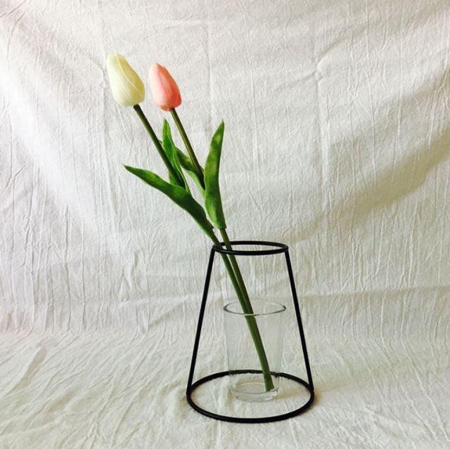 Style Retro Line Flowers Vase Frame Nordic Style Wall Hanging Metal Holder Modern Solid Home Decor Modern Rose Frame Clear Vase Planter Flower Holder Decorations for Wedding Living Room, Office Party