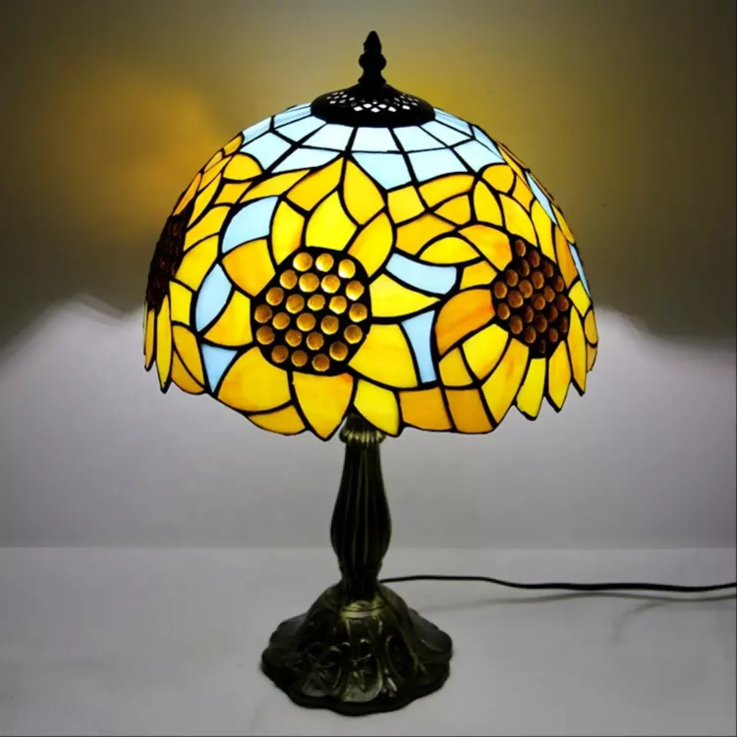 Sunflower Tiffany Lamp with Vibrant Glasswork