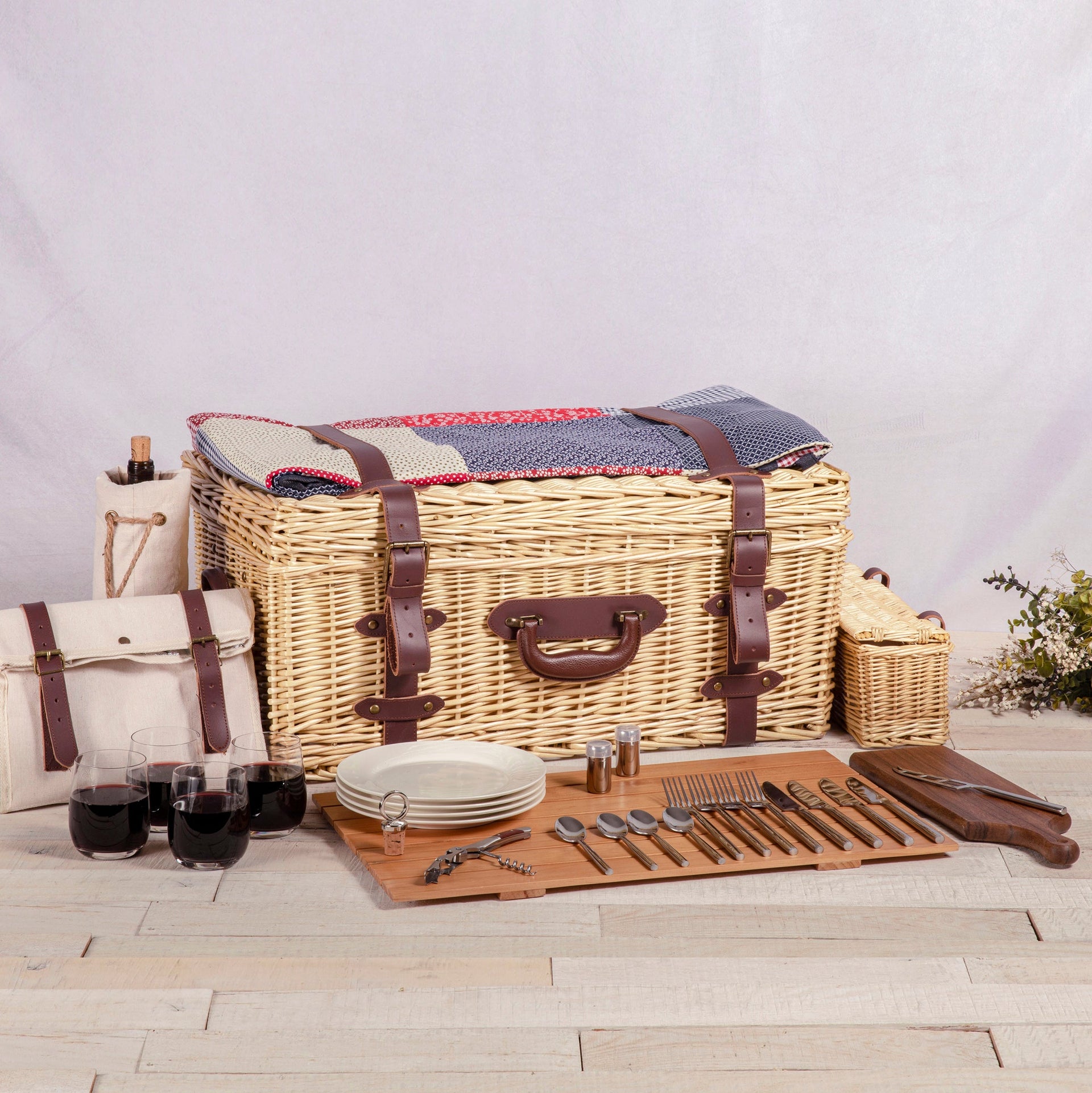 Charleston Picnic Basket for 4 Picnic Time Family of Brands