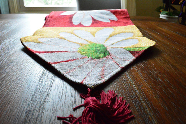 Tache New Spring Decorative Loves Me Not Table Runner