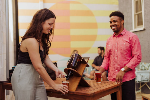 Growler Stand with 64oz Glass Growler Picnic Time Family of Brands