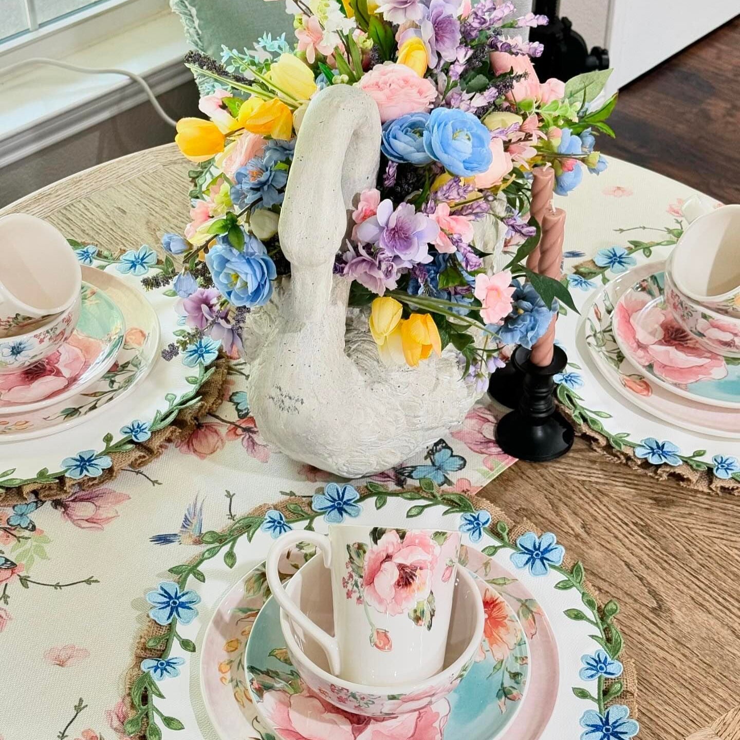 SPRING TABLE DECOR – UNITY WHITE & BLUE ROUND FAUX LEATHER PLACEMAT