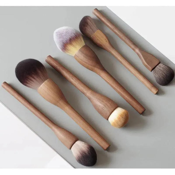 Vintage Style 1Pcs European Wood Handle Makeup Brush High Quality Loose Powder Brush Foundation Brush Super Soft Theatre Makeup
