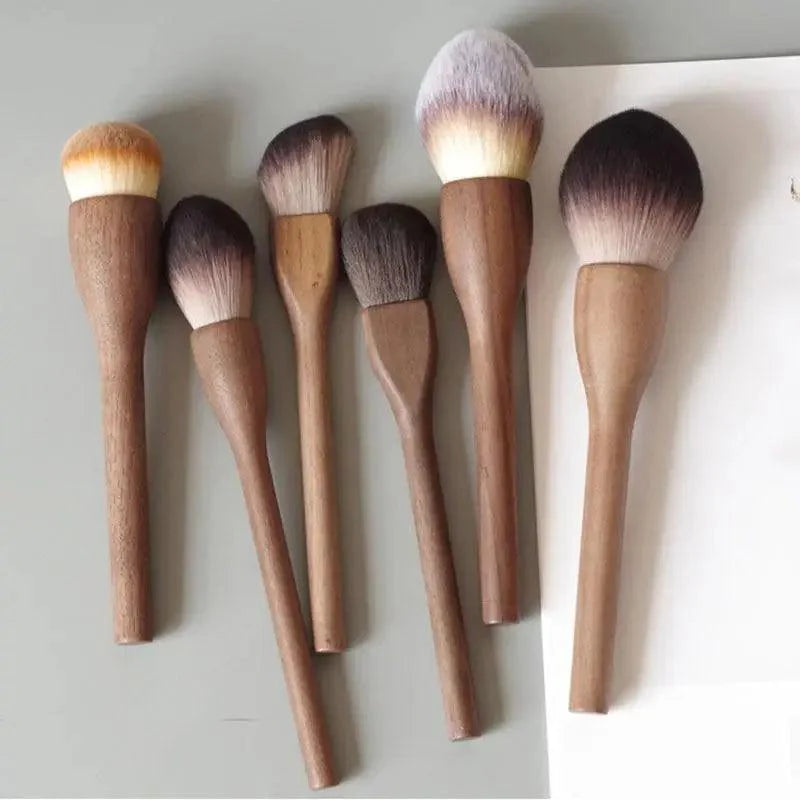 Vintage Style 1Pcs European Wood Handle Makeup Brush High Quality Loose Powder Brush Foundation Brush Super Soft Theatre Makeup