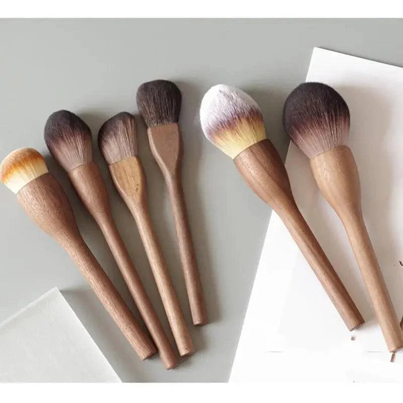 Vintage Style 1Pcs European Wood Handle Makeup Brush High Quality Loose Powder Brush Foundation Brush Super Soft Theatre Makeup