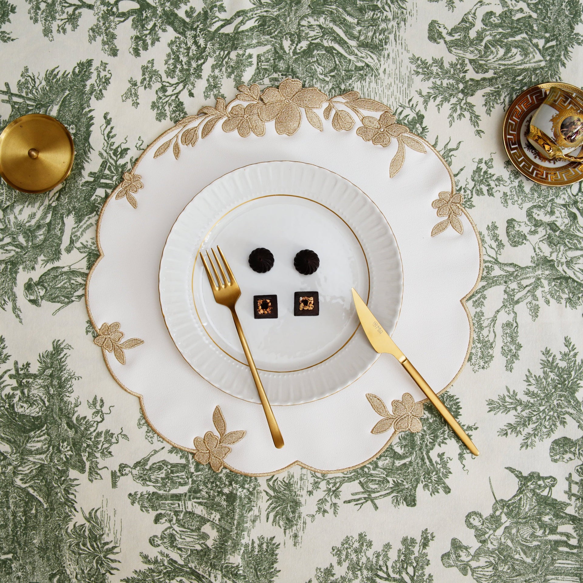 SPRING TABLE DECOR – LOTUS WHITE GOLD ROUND FAUX LEATHER PLACEMAT