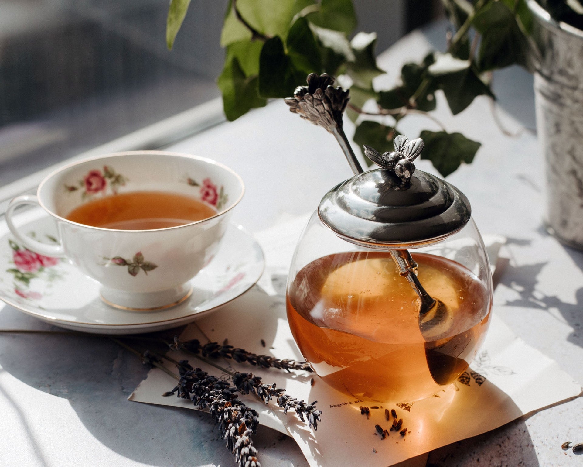 BEE GLASS HONEY POT WITH SPOON